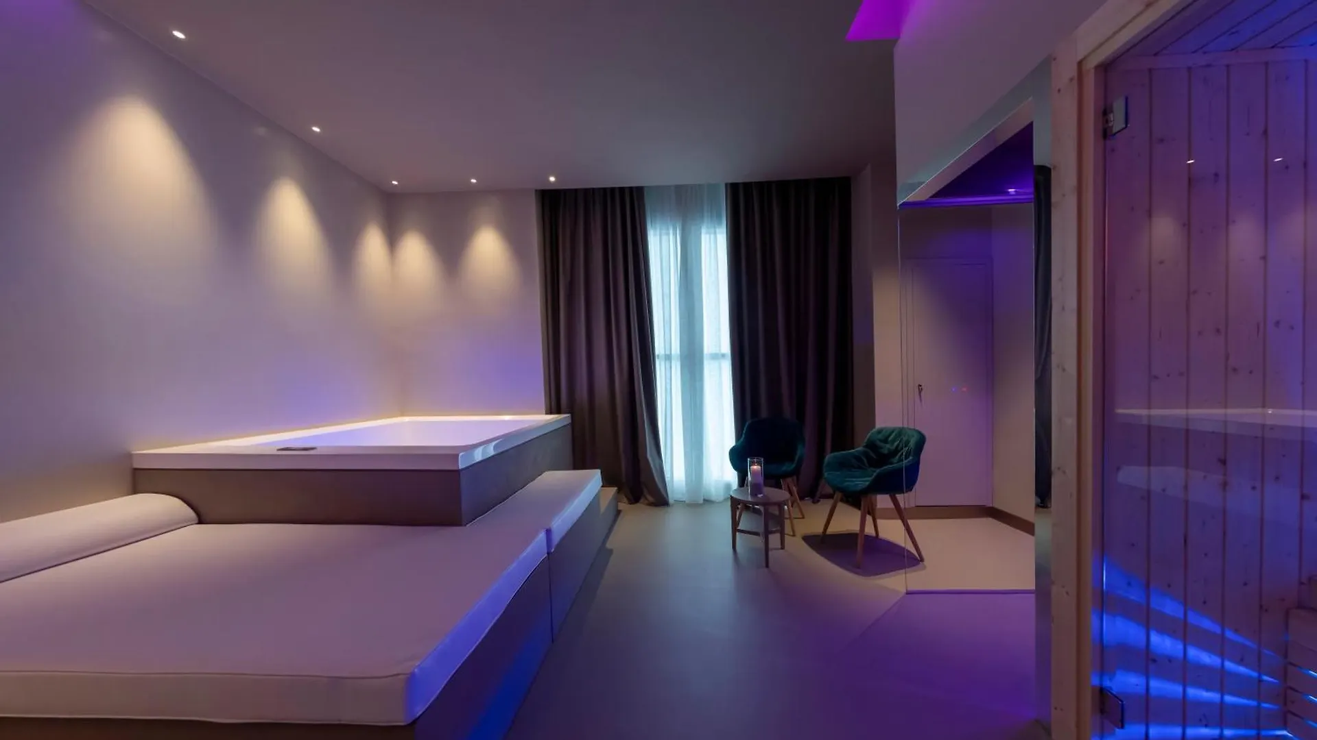 Smart Hotel Napoli 4*, ナポリ