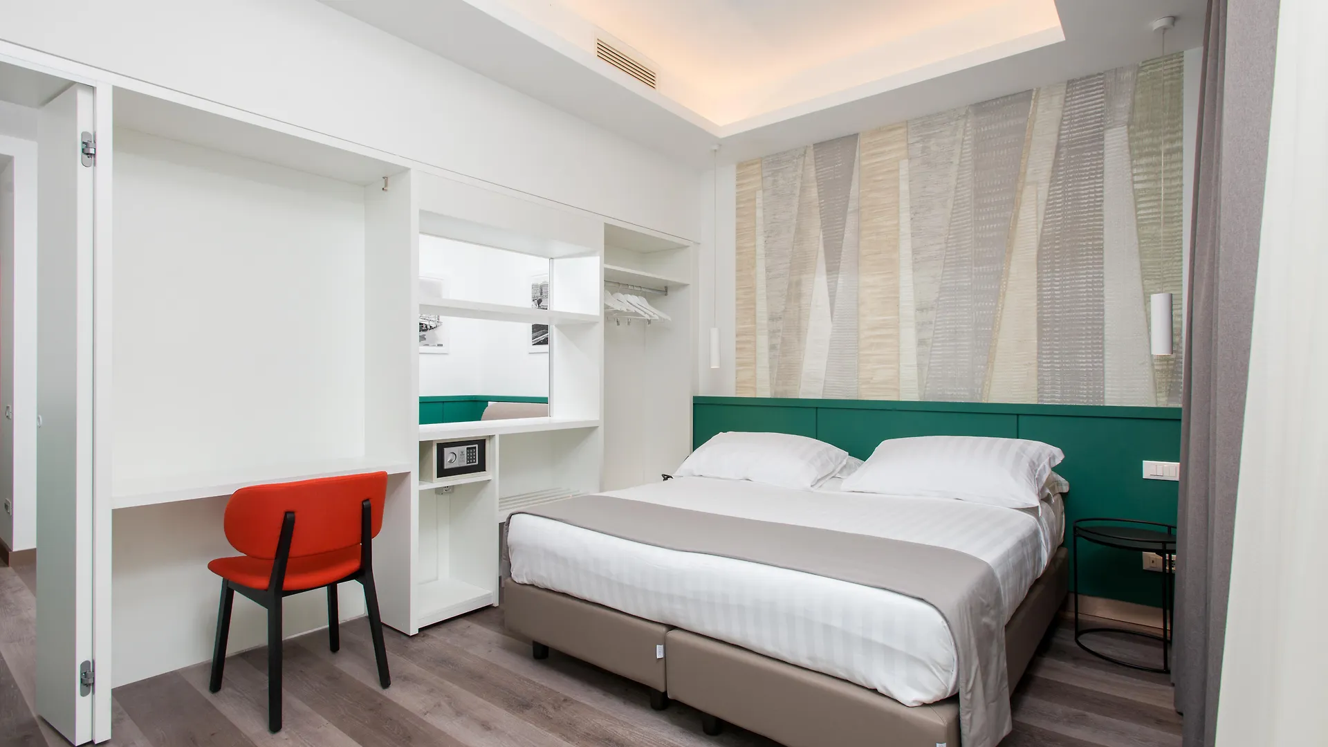 Smart Hotel Napoli 4*, نابولي